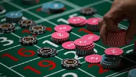 Tampilan dealer profesional yang memandu permainan live baccarat secara interaktif